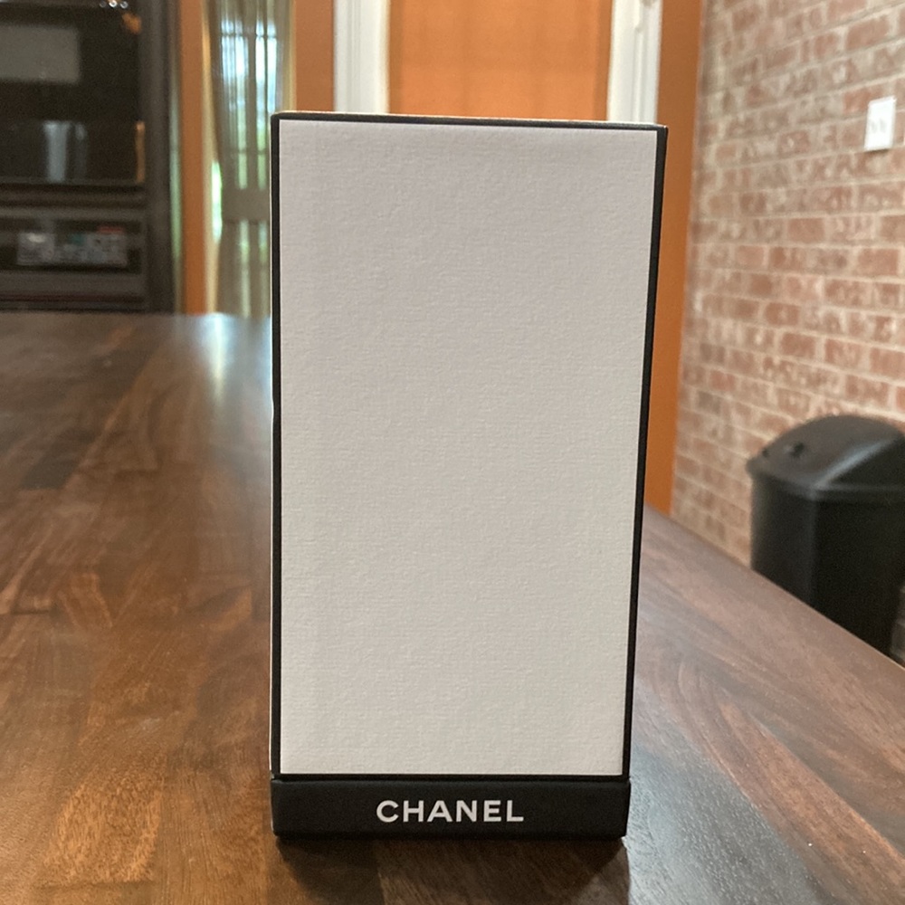 CHANEL Signature perfume box. 6.8 fl oz.